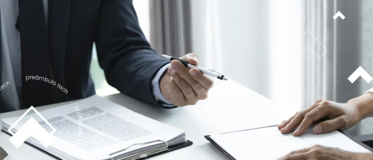 Advogado e cliente em reunião discutindo documentos jurídicos com foco em habilidades de comunicação