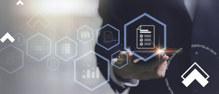 Checklist digital flutuante representa práticas de compliance empresarial