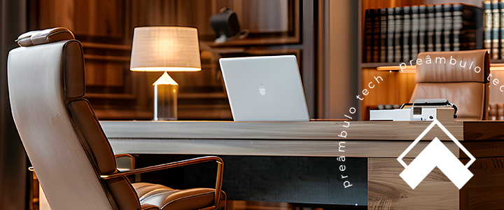 Mesa de escritório jurídico com laptop e organização, simbolizando produtividade na advocacia