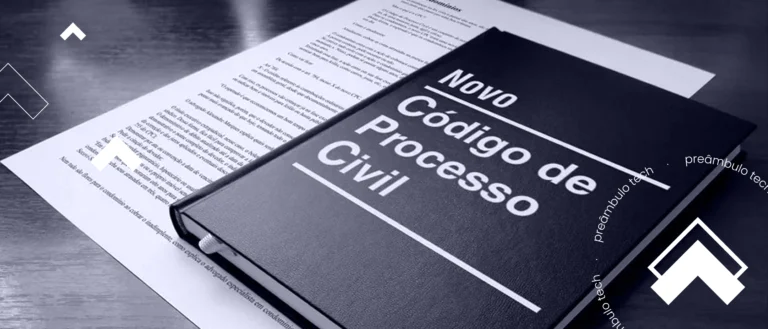 Livro com capa escrita "Novo Código de Processo Civil" sobre documentos jurídicos em mesa escura