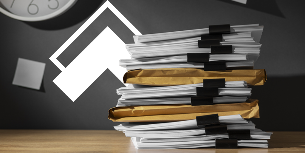 Pilha de documentos jurídicos representando peças processuais acumuladas em escritório de advocacia