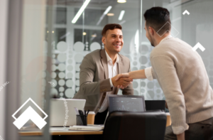 Dois homens se cumprimentando, em um ambiente de escritório, representando uma personalização no atendimento ao cliente