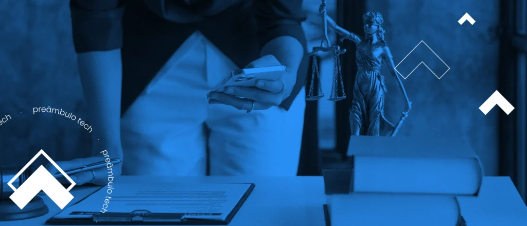 Advogado preenchendo petição inicial com destaque no valor da causa, conforme regras do Novo CPC, com códigos civis ao fundo.
