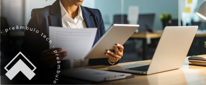 Advogada interagindo com painel digital de automação de peças jurídicas