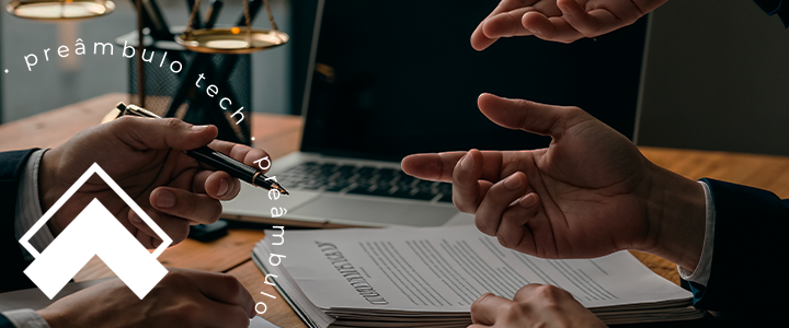 Advogados discutindo documentos e gestão estratégica com foco nos benefícios da controladoria jurídica