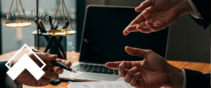 Profissionais jurídicos em negociação extrajudicial com tecnologia e eficiência