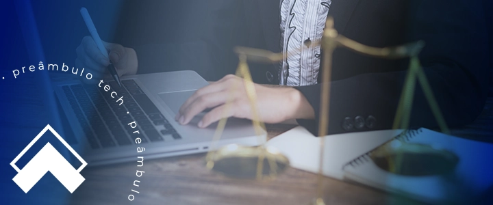 Advogado utilizando tecnologia em um escritório de advocacia digital com foco em gestão jurídica e inovação