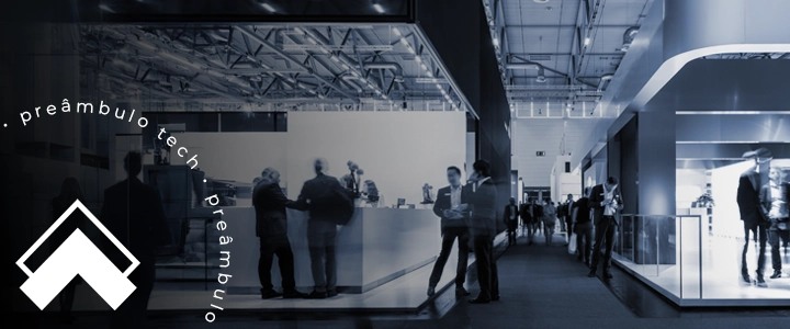 Ambiente de eventos para advogados focados em inovação jurídica e networking profissional