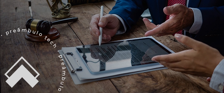 Advogado utilizando tablet para automação de documentos jurídicos com inteligência artificial
