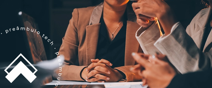 Reunião estratégica em uma sociedade de advogados discutindo gestão e crescimento do escritório