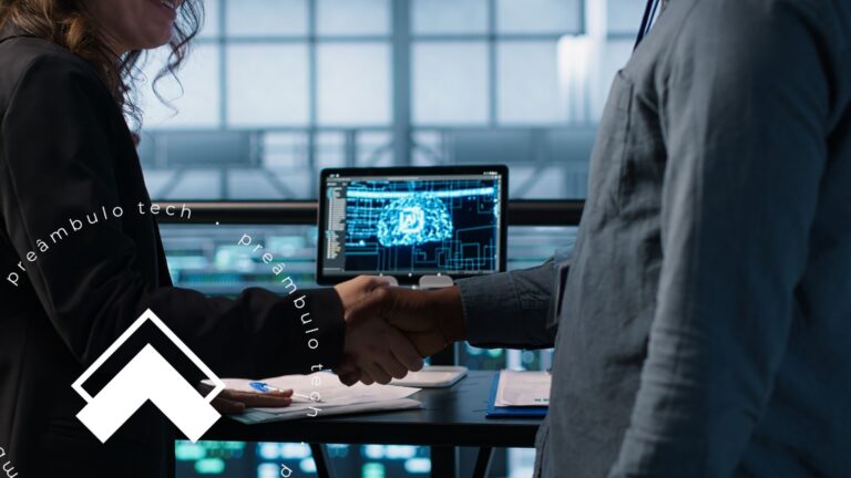 Profissionais apertando as mãos em frente a computador com interface de inteligência artificial. A advocacia no futuro será mais estratégica com apoio da tecnologia jurídica.