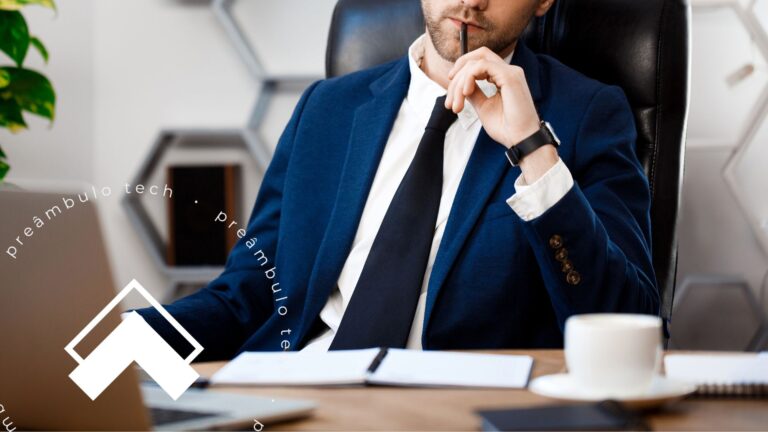 Advogado autônomo sentado no escritório revisando documentos e utilizando notebook para organizar a rotina de trabalho.