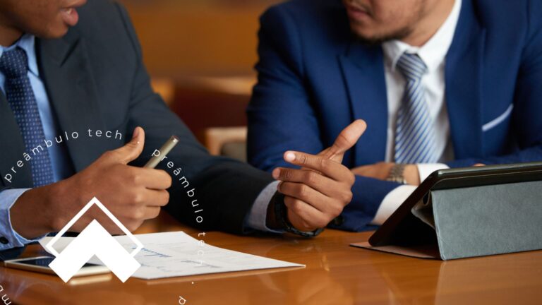 Profissionais da advocacia organizando documentos, discutindo e estruturando teses em um escritório, representando o processo de construção de uma argumentação jurídica sólida.