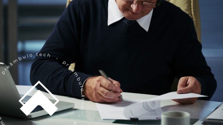 Advogado revisando e assinando documentos em escritório, representando o controle de processos judiciais e a gestão de prazos”