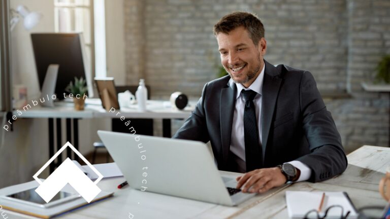 Advogado utilizando notebook em escritório, utilizando o software jurídico CPJ-3C para automatizar a rotina jurídica e aumentar a produtividade