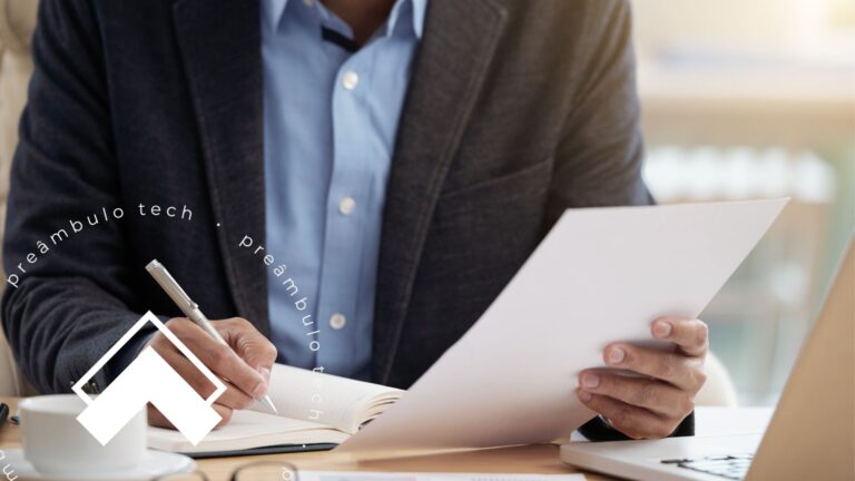 Advogado sentado à mesa do escritório analisando relatórios e movimentações processuais no notebook, simbolizando o monitoramento do andamento processual com auxílio de softwares jurídicos.