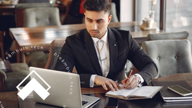 Advogado trabalhando em escritório, com notebook, utilizando inteligência artificial e seus benefícios para otimizar suas atividades jurídicas