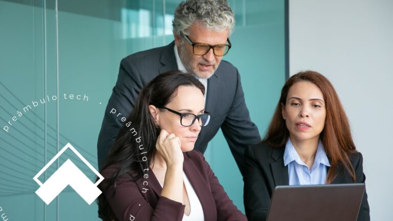 Advogado delegando tarefas para equipe enquanto analisam informações no notebook em escritório