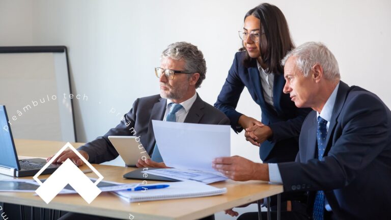 Equipe jurídica utilizando o software CPJ-Cobrança para cobrança automatizada e análise de documentos para recuperação de crédito.