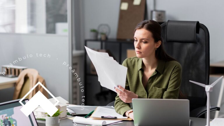 Advogada analisando documentos no escritório com laptop na mesa, representando o uso de IA para criar documentos jurídicos com mais agilidade.