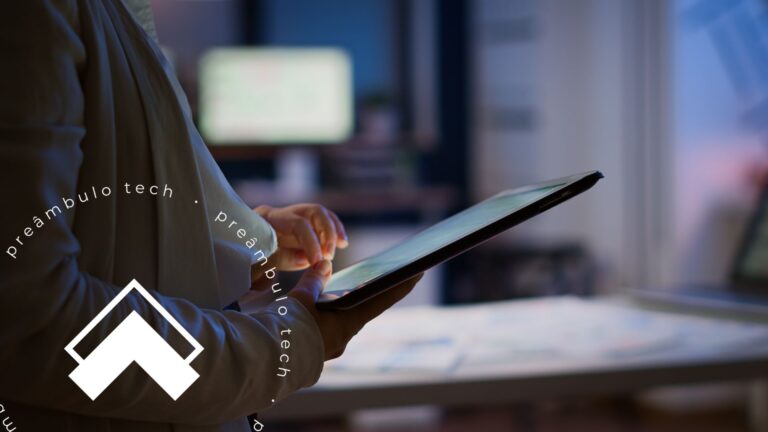 Profissional utilizando tablet em ambiente de trabalho para acessar plataforma digital. Software jurídico para advogados facilita a gestão de processos e atividades jurídicas.