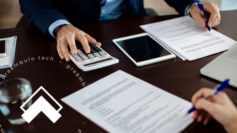 Profissionais analisando documentos e usando calculadora e tablet no escritório, representando o uso de ferramentas de cobrança na gestão financeira.