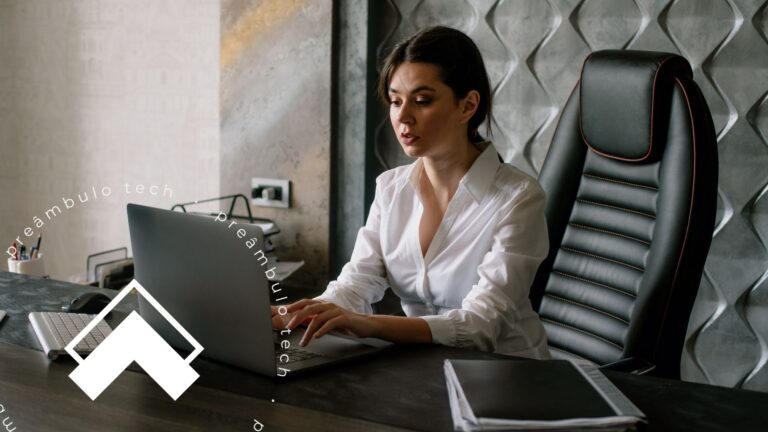 Advogada sentada à mesa do escritório, analisando tela de notebook, enquanto considera as tendências relacionadas ao uso de IA no setor jurídico.