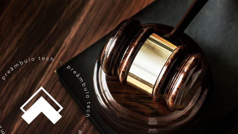 Profissionais apertando as mãos em frente a computador com interface de inteligência artificial. A advocacia no futuro será mais estratégica com apoio da tecnologia jurídica.