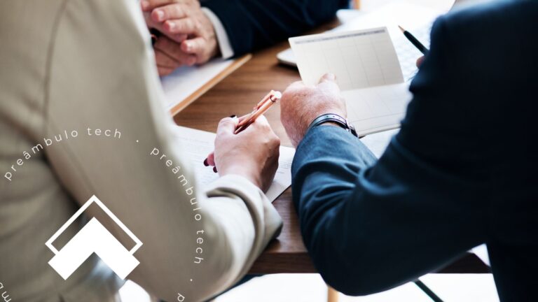 Profissionais analisando contrato em reunião, representando a aplicação dos princípios contratuais nas decisões jurídicas.