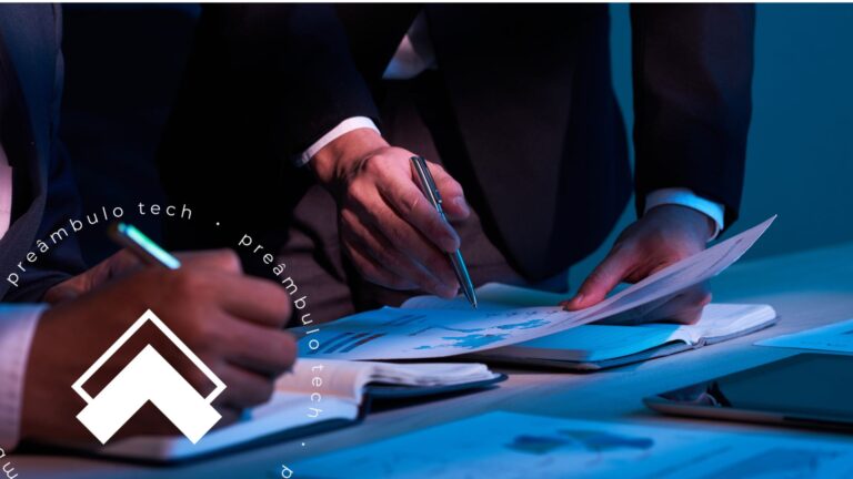 Advogados revisando documentos e indicadores financeiros em mesa de trabalho. Soluções financeiras jurídicas auxiliam na gestão financeira e na tomada de decisões estratégicas.