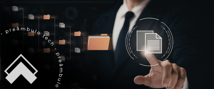 Migração de sistema jurídico representada por advogado transferindo arquivos digitais entre sistemas