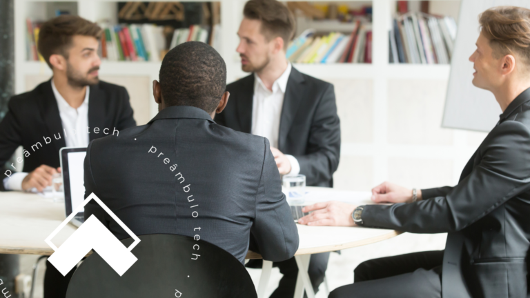 Equipe jurídica reunida em um escritório moderno, discutindo soluções e avaliando ferramentas para escolher o software jurídico ideal.