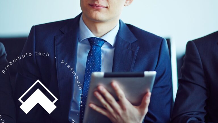 Advogado em escritório utilizando tablet para acompanhar tarefas e o controle de prazos processuais de forma automatizada