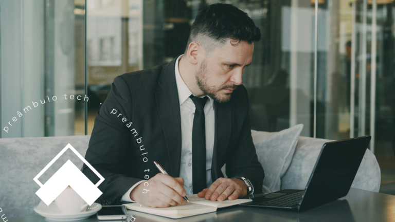 Advogado trabalhando no notebook e fazendo anotações em caderno durante análise jurídica com apoio de softwares jurídicos.