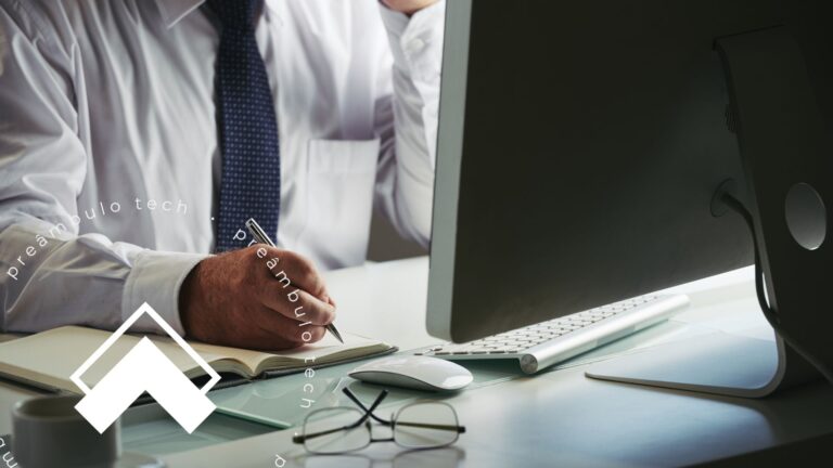 Advogado utilizando software jurídico online no computador no escritório.