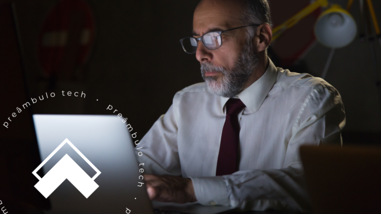 Advogado trabalhando concentrado em seu notebook enquanto analisa informações e executa tarefas com o suporte de um software de gestão jurídica
