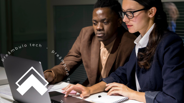 Advogados utilizando notebook em escritório, ilustrando como a tecnologia ajuda a enfrentar os desafios da advocacia.