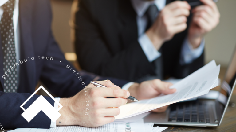 Advogados analisando documentos ao lado de um notebook durante reunião de trabalho, representando estratégias para melhorar a eficiência operacional em escritórios jurídicos.