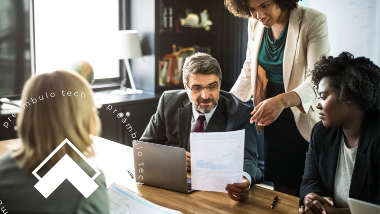 Equipe de advogados analisando técnicas em reunião, para definição de um estratégia jurídica eficaz, em um escritório de advocacia.