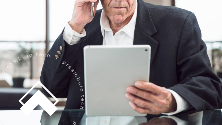 Advogado utilizando tablet em escritório para acompanhar gestão de cobranças e recuperação de crédito jurídica.