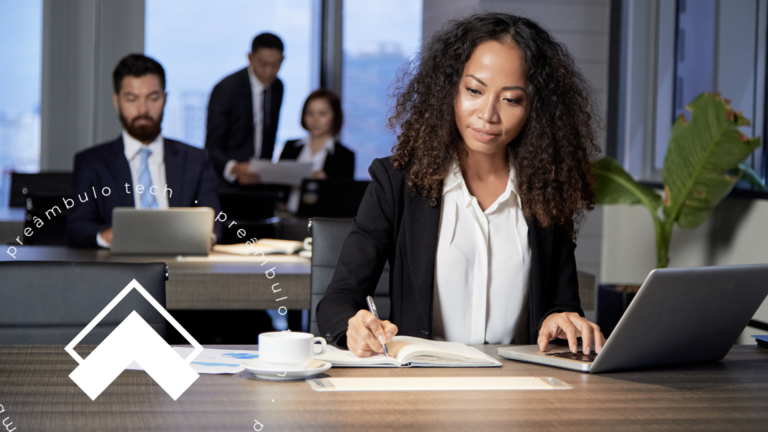 Advogada fazendo anotações em caderno enquanto consulta notebook em escritório jurídico durante gestão de processos judiciais.
