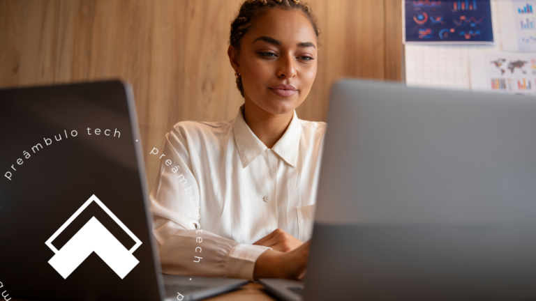 Advogada trabalhando no computador utilizando ferramentas digitais e inteligência artificial para otimizar a rotina jurídica