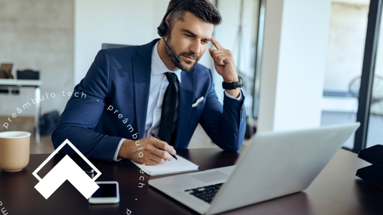 Advogado analisando informações no notebook e fazendo anotações para melhorar a gestão do escritório e implementar uma gestão centralizada.