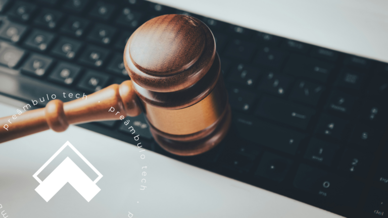 Malhete, um símbolo da advocacia, sobre teclado de computador, representando tecnologia jurídica e automação na advocacia.