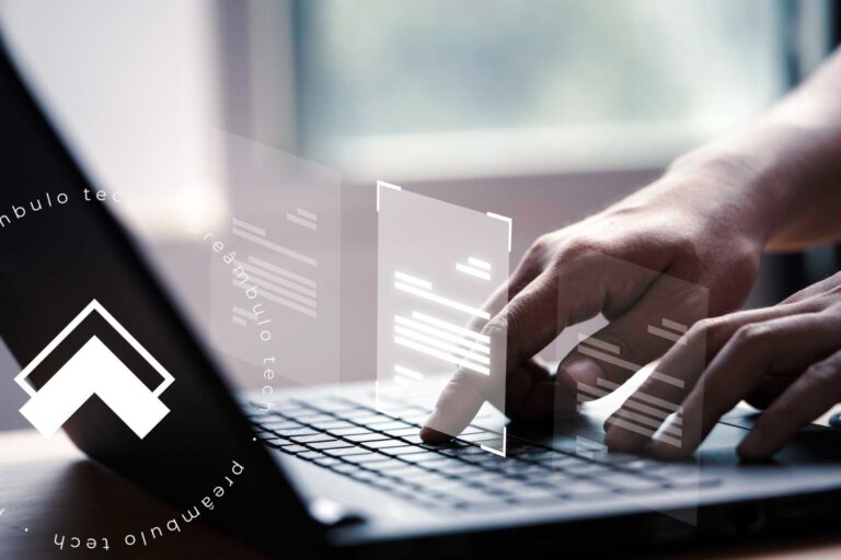 Mãos de um advogado no computador utilizando a automação de documentos jurídicos