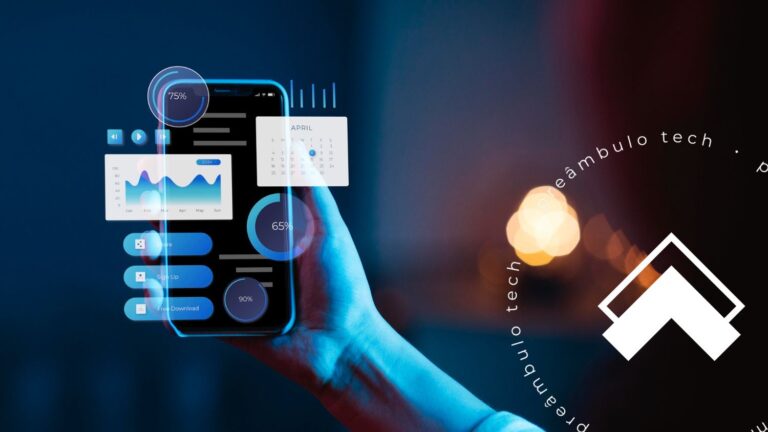 Advogado segurando um celular com software jurídico que ajuda a automatizar tarefas repetitivas.