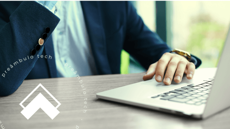 Advogado utilizando notebook para realizar a gestão de contencioso de massa, demonstrando como a tecnologia e os softwares jurídicos auxiliam no controle de prazos, organização de processos e automação de tarefas.