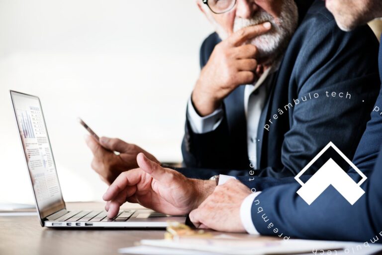 Dois advogados conversando sobre como melhorar a comunicação interna no escritório