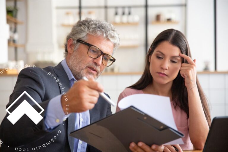 Um advogado mostrando em um papel os principais desafios da advocacia para uma advogada para entender como a tecnologia pode ajudar a superá-los.
