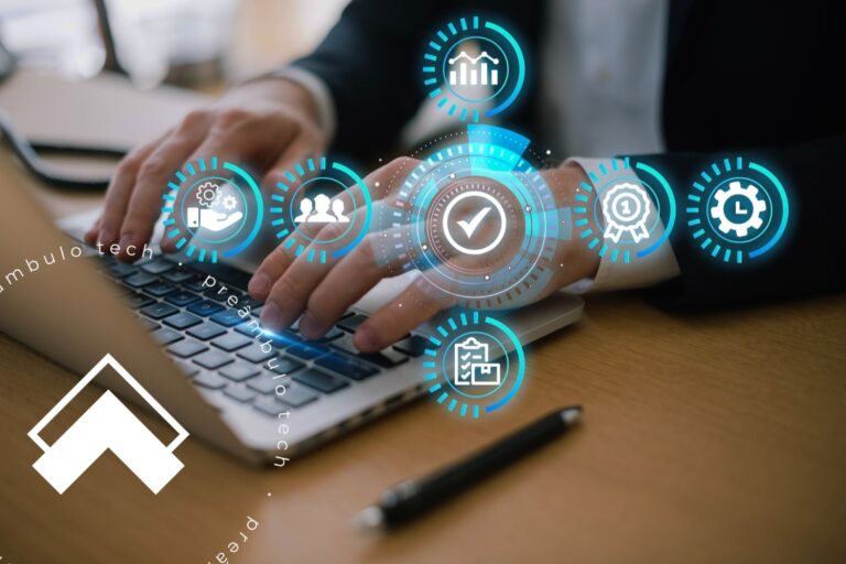 Mãos de um advogado mexendo no computador, em um sistema de gestão centralizada para escritórios jurídicos.
